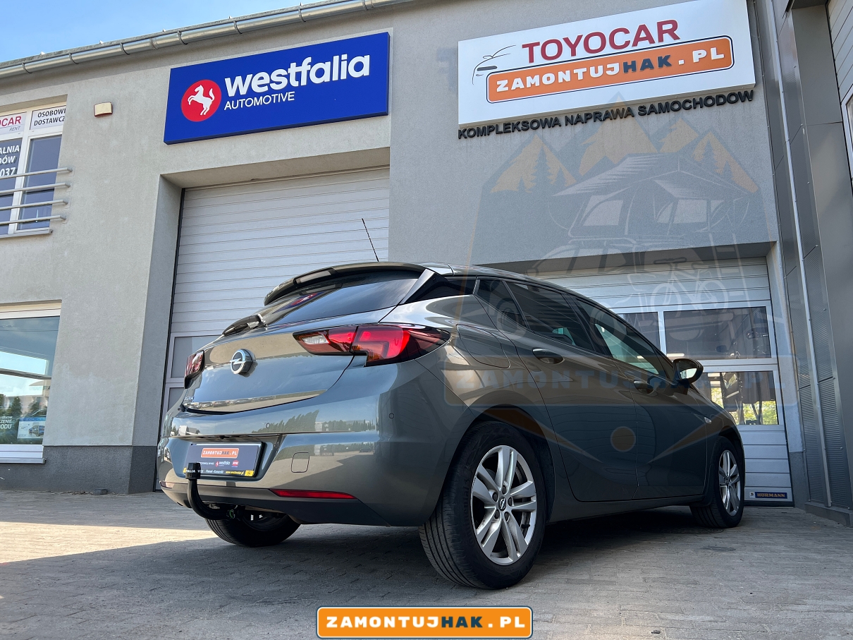 Opel Astra K z zamontowanym hakiem holowniczym Westfalia - idealne rozwiązanie dla Twoich potrzeb transportowych